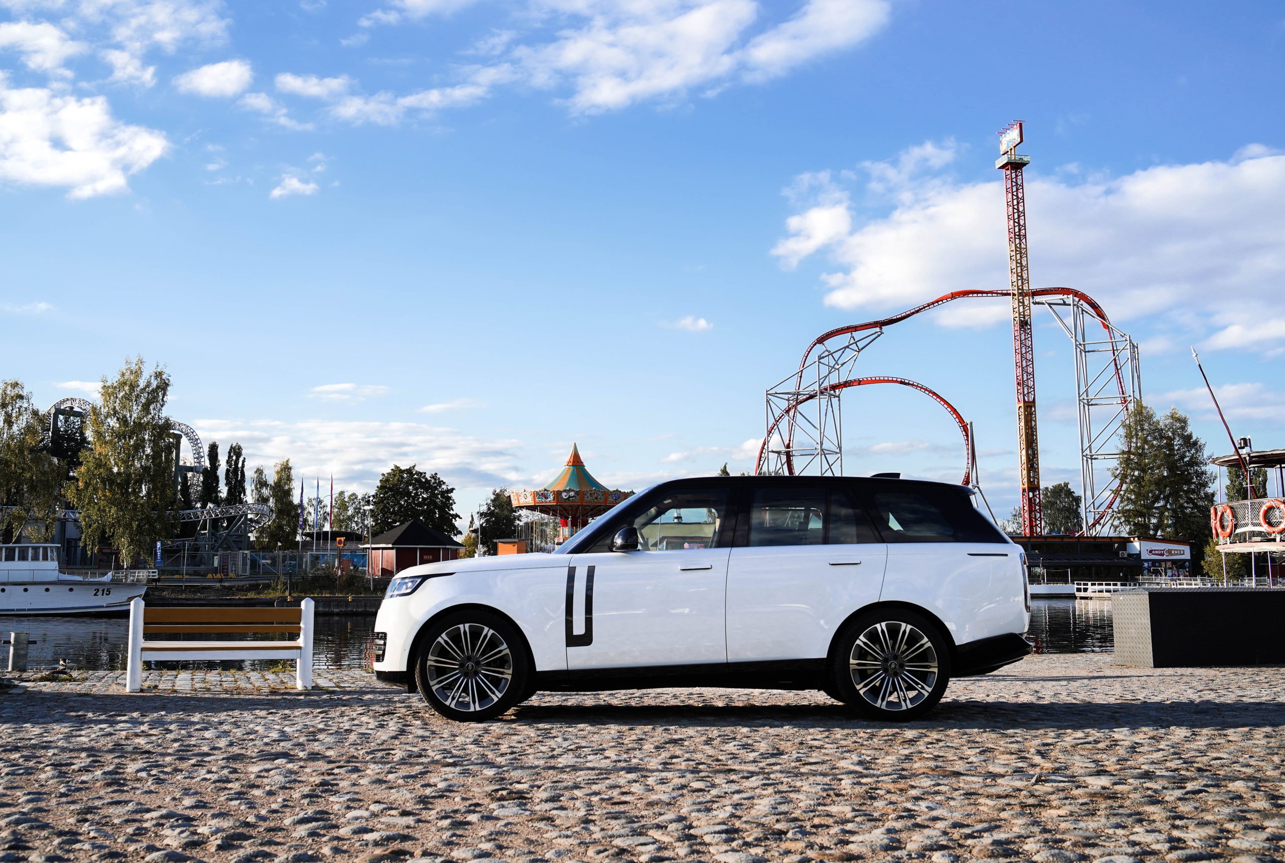 Uusi Range Rover Tampereen maisemissa.